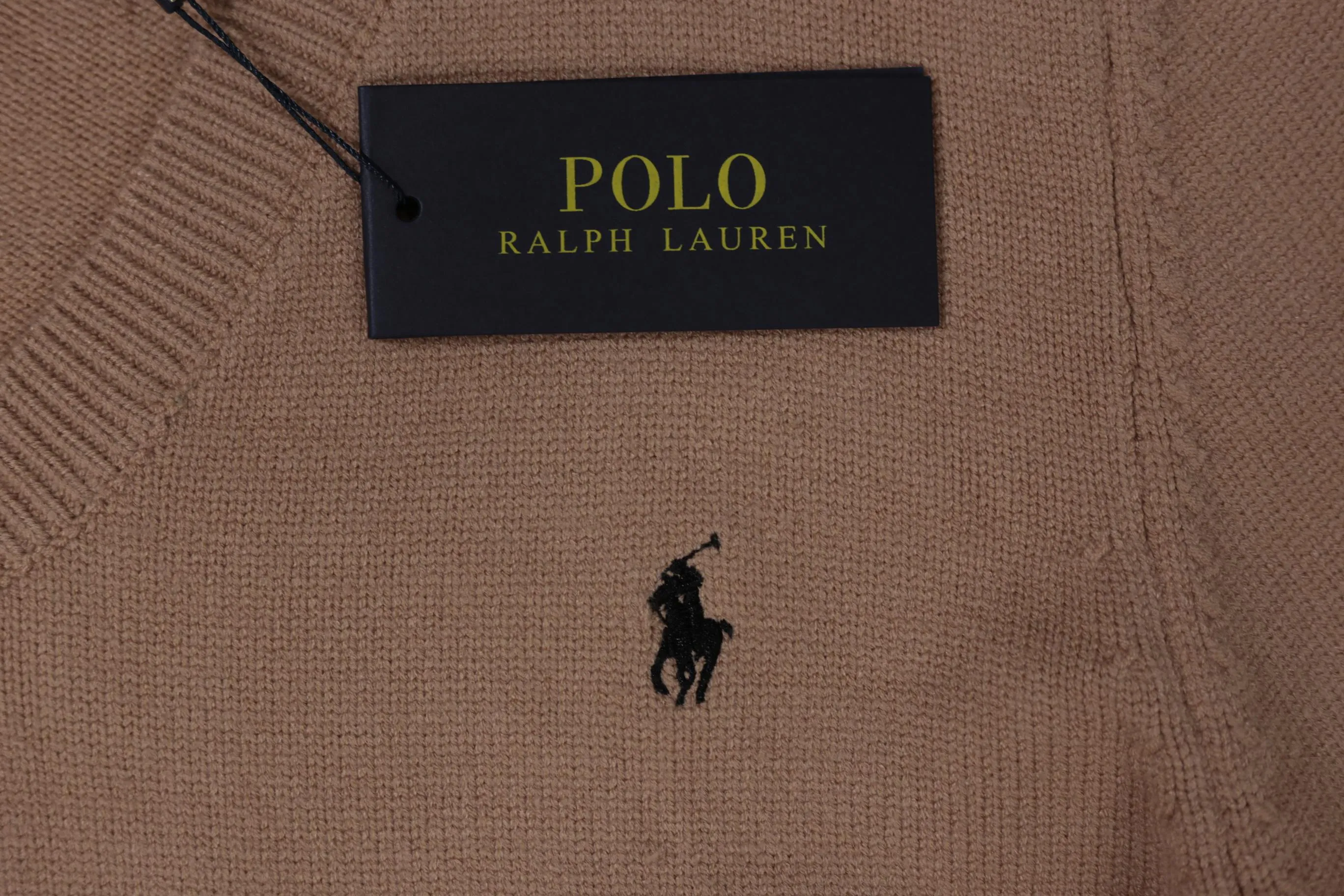 P260 Style No. D04) The top version on the market in 2025 Ralph Lauren #ootddailywear #Autumn and winter sweater #Knitted sweater outfit #ralph lauren sweater #Can be worn by both men and women [Star R] Finally waited until the Ralph men’s twist v-neck sweater is finally here! The most popular sweater is a limited edition every year. There won’t be many styles in the store! Ralph Lauren men's V-neck sweater [Fire R] has a really nice shape. It can be worn alone or as a jacket. It can also be worn inside or worn with a shirt~100% pure cotton #Practical wear. Colors: natural white, navy blue, khaki, gray, size S to XL